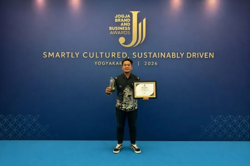 Ely Iwan Kurniawan, Atom Sharp Cabang Yogyakarta menerima penghargaan Jogja Brand and Business Awards. (Foto: Dok. Sharp)