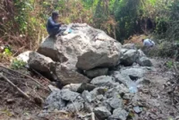 Kondisi batu besar yang akan dievakuasi di RT 04/RW 02, Gaung, Kelurahan Gates Nan XX, Kecamatan Lubuk Begalung. (Foto: BPBD Padang)