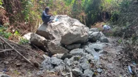 Kondisi batu besar yang akan dievakuasi di RT 04/RW 02, Gaung, Kelurahan Gates Nan XX, Kecamatan Lubuk Begalung. (Foto: BPBD Padang)