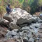 Kondisi batu besar yang akan dievakuasi di RT 04/RW 02, Gaung, Kelurahan Gates Nan XX, Kecamatan Lubuk Begalung. (Foto: BPBD Padang)