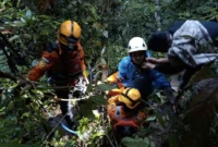 Tim SAR mengevakuasi korban dari jurang di kawasan Flyover Kelok Sembilan, Kecamatan Harau, Kabupaten Lima Puluh Kota, Sumatera Barat, Sabtu (4/7/2026). (Foto: Ist)