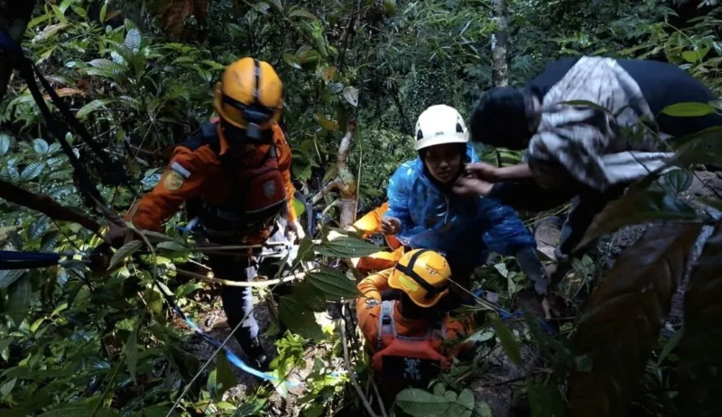 Tim SAR mengevakuasi korban dari jurang di kawasan Flyover Kelok Sembilan, Kecamatan Harau, Kabupaten Lima Puluh Kota, Sumatera Barat, Sabtu (4/7/2026). (Foto: Ist)