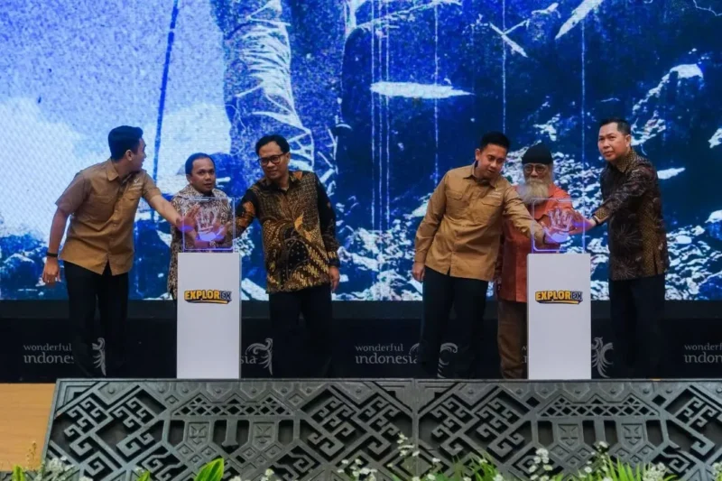 Plt Deputi Bidang Pengembangan Penyelenggaraan Kegiatan (Events) Kemenpar, Hafiz Agung Rifai (ketiga dari kiri) bersama stakeholders meluncurkan Explorex 2027 di Balairung Soesilo Soedarman, Gedung Sapta Pesona, Jakarta, Selasa (14/7/2026). (Foto: Kemenpar)