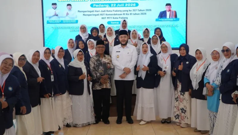 Wali Kota Padang Fadly Amran membuka Festival Tadabur Yasin dan Mars Tarbiyah se-Kota Padang di Palanta Rumah Dinas Wali Kota, Rabu (22/7/2026). (Foto: Pemko Padang)