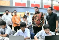 Wali Kota Padang, Fadly Amran didampingi Ketua TP-PKK Padang Ny. Dian Puspita Fadly Amran meninjau pelaksanaan PIAGEX 2026 di Bagindo Aziz Chan Youth Center, Minggu (26/7/2026). (Foto: Pemko Padang)