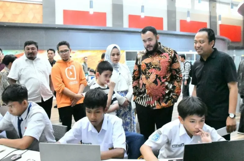 Wali Kota Padang, Fadly Amran didampingi Ketua TP-PKK Padang Ny. Dian Puspita Fadly Amran meninjau pelaksanaan PIAGEX 2026 di Bagindo Aziz Chan Youth Center, Minggu (26/7/2026). (Foto: Pemko Padang)