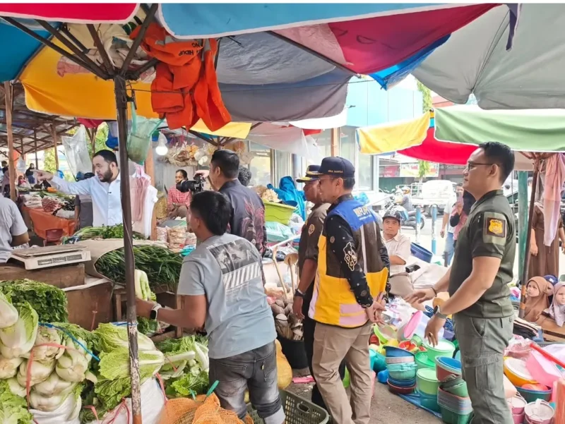 Wali Kota Padang Fadly Amran meninjau rehabilitasi basement Pasar Raya dan penataan kawasan Air Mancur, Kamis (30/7/2026). (Foto: Humas Satpol PP Padang)