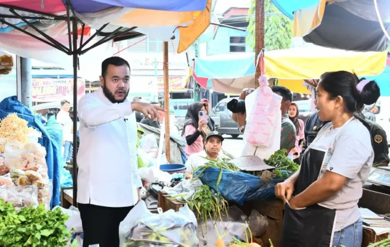 Wali Kota Padang Fadly Amran meninjau progres revitalisasi Pasar Raya Padang, Kamis (30/7/2026). (Foto: Pemko Padang)