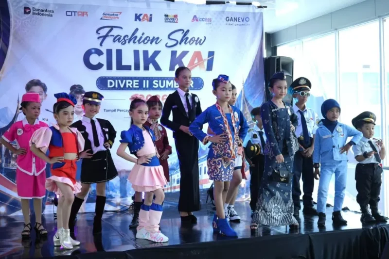 PT KAI Divre II Sumbar menggelar Fashion Show Cilik di Sky Bridge Stasiun BIM. (Foto: PT KAI Divre II Sumbar)