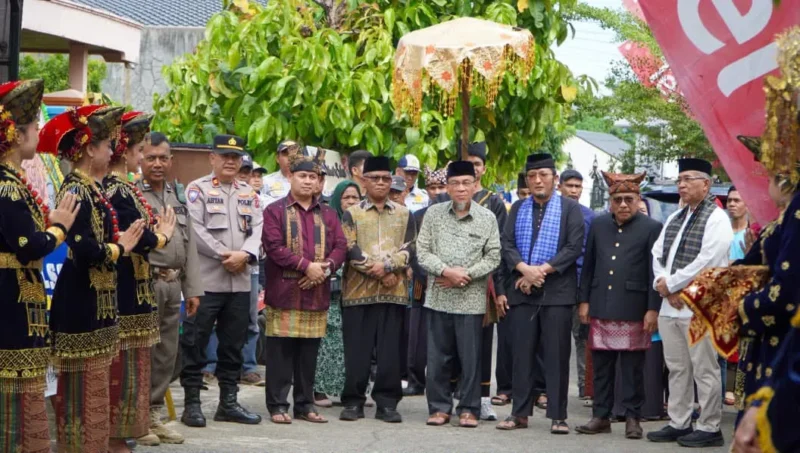 Wakil Wali Kota Padang Maigus Nasir membuka Festival Alek Nagari Nan XX ke-III di Komplek Kehakiman Cengkeh Nan XX. (Foto: Pemko Padang)