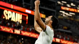 Gelandang Spanyol Mikel Merino mengantarkan Spanyol ke babak perempat final Piala Dunia 2026 lewat golnya ke gawang Portugal. (Foto: FIFA.com)