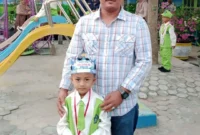 Eko Syafrino mendampingi putranya Zahid Hamizan Rabbani mengikuti hari pertama sekolah di RA Ikhlas Gunung Pangilun, Kota Padang, Senin (13/7/2026).
