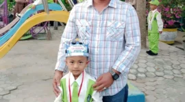 Eko Syafrino mendampingi putranya Zahid Hamizan Rabbani mengikuti hari pertama sekolah di RA Ikhlas Gunung Pangilun, Kota Padang, Senin (13/7/2026).
