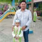 Eko Syafrino mendampingi putranya Zahid Hamizan Rabbani mengikuti hari pertama sekolah di RA Ikhlas Gunung Pangilun, Kota Padang, Senin (13/7/2026).