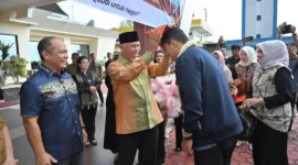 Gubernur Sumbar, Mahyeldi Ansharullah, menyambut kedatangan Kapolda Sumbar yang baru, Irjen Pol. Djati Wiyoto Abadhy, di BIM, Minggu (5/7/2026). (Foto: ADPSB)