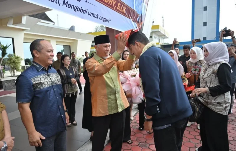 Gubernur Sumbar, Mahyeldi Ansharullah, menyambut kedatangan Kapolda Sumbar yang baru, Irjen Pol. Djati Wiyoto Abadhy, di BIM, Minggu (5/7/2026). (Foto: ADPSB)