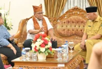 Gubernur Mahyeldi dan Menteri LH Moh. Jumhur Hidayat saat pertemuan di Ruang VIP BIM, Senin (13/7/2026). (Foto: ADPSB)
