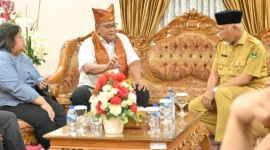 Gubernur Mahyeldi dan Menteri LH Moh. Jumhur Hidayat saat pertemuan di Ruang VIP BIM, Senin (13/7/2026). (Foto: ADPSB)