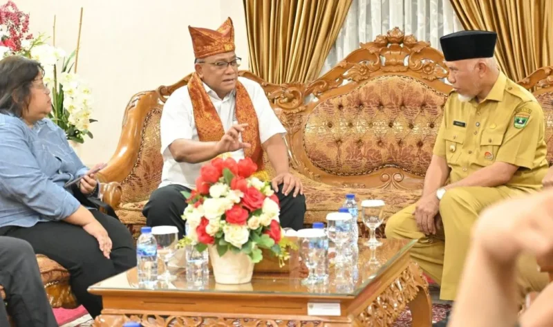 Gubernur Mahyeldi dan Menteri LH Moh. Jumhur Hidayat saat pertemuan di Ruang VIP BIM, Senin (13/7/2026). (Foto: ADPSB)
