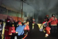 Petugas Damkar Padang memadamkan api di lokasi kebakaran. (Foto: Dinas Damkar Padang)