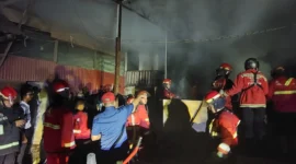 Petugas Damkar Padang memadamkan api di lokasi kebakaran. (Foto: Dinas Damkar Padang)