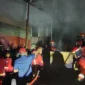 Petugas Damkar Padang memadamkan api di lokasi kebakaran. (Foto: Dinas Damkar Padang)