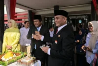 Wakil Gubernur Sumbar, Vasko Ruseimy memimpin upacara Hari Koperasi ke-79 tingkat Sumbar di halaman Kantor Gubernur Sumbar, Kamis (16/7/2026). (Foto: ADPSB)