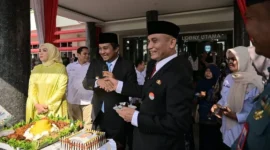 Wakil Gubernur Sumbar, Vasko Ruseimy memimpin upacara Hari Koperasi ke-79 tingkat Sumbar di halaman Kantor Gubernur Sumbar, Kamis (16/7/2026). (Foto: ADPSB)