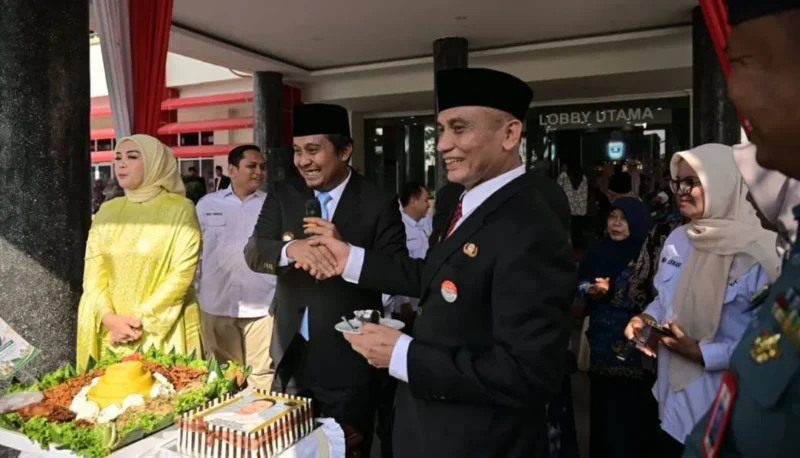 Wakil Gubernur Sumbar, Vasko Ruseimy memimpin upacara Hari Koperasi ke-79 tingkat Sumbar di halaman Kantor Gubernur Sumbar, Kamis (16/7/2026). (Foto: ADPSB)