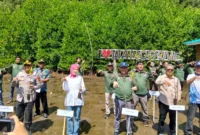 Jurnalis Peduli Lingkungan bersama Anggota DPD RI, Cerint Iralloza Tasya, Sekda Pessel, Zainal Arifin dan pihak terkait lainnya saat aksi penanaman mangrove pada Peringatan Hari Mangrove Sedunia 2026 di Nagari Amping Parak. (Foto: Dok. Kis)