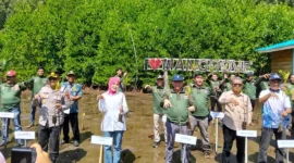 Jurnalis Peduli Lingkungan bersama Anggota DPD RI, Cerint Iralloza Tasya, Sekda Pessel, Zainal Arifin dan pihak terkait lainnya saat aksi penanaman mangrove pada Peringatan Hari Mangrove Sedunia 2026 di Nagari Amping Parak. (Foto: Dok. Kis)