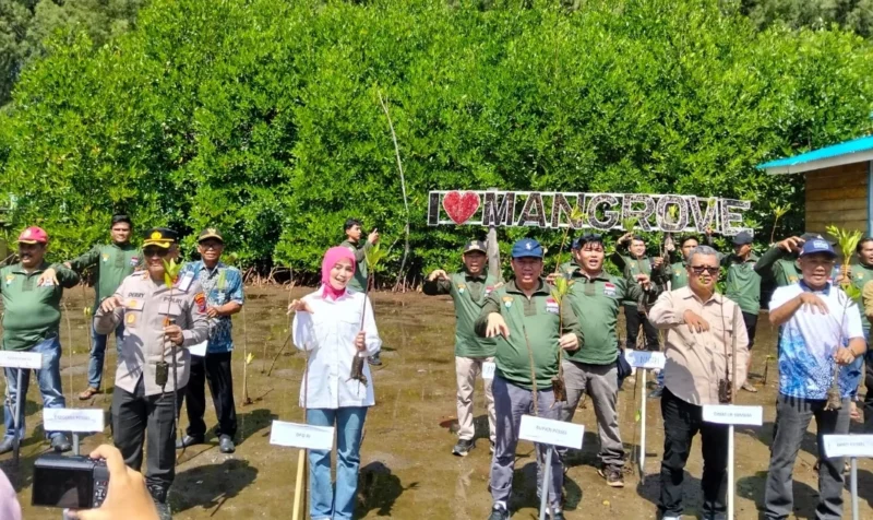 Jurnalis Peduli Lingkungan bersama Anggota DPD RI, Cerint Iralloza Tasya, Sekda Pessel, Zainal Arifin dan pihak terkait lainnya saat aksi penanaman mangrove pada Peringatan Hari Mangrove Sedunia 2026 di Nagari Amping Parak. (Foto: Dok. Kis)