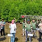 Jurnalis Peduli Lingkungan bersama Anggota DPD RI, Cerint Iralloza Tasya, Sekda Pessel, Zainal Arifin dan pihak terkait lainnya saat aksi penanaman mangrove pada Peringatan Hari Mangrove Sedunia 2026 di Nagari Amping Parak. (Foto: Dok. Kis)