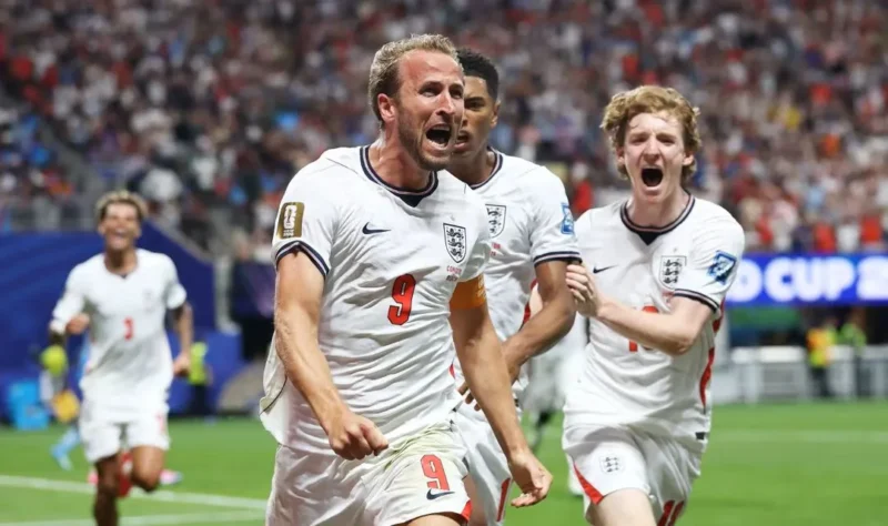 Kapten Timnas Inggris, Harry Kane, merayakan gol ke gawang RD Kongo pada laga babak 32 besar Piala Dunia 2026. (Foto: FIFA.com)
