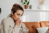 Ilustrasi seorang wanita mengalami hidung tersumbat. (Foto: Pexels)
