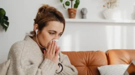 Ilustrasi seorang wanita mengalami hidung tersumbat. (Foto: Pexels)