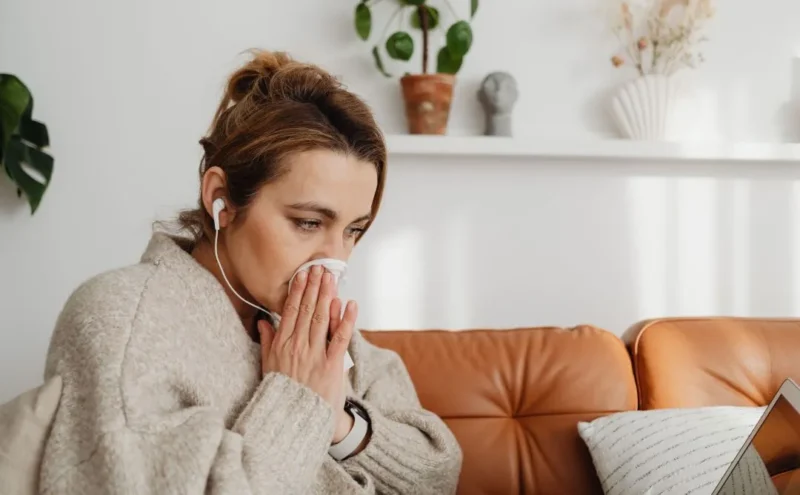Ilustrasi seorang wanita mengalami hidung tersumbat. (Foto: Pexels)