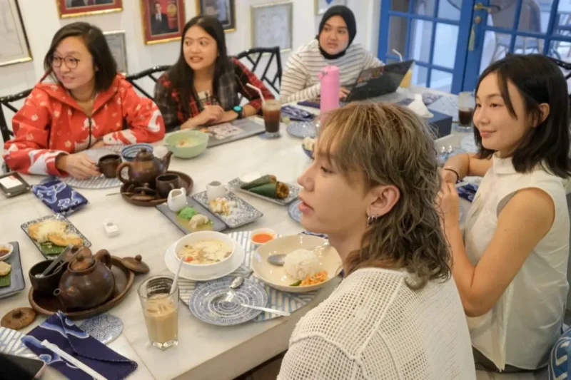 Wakil Menteri Ekonomi Kreatif/Wakil Kepala Badan Ekonomi Kreatif, Irene Umar, menerima kunjungan ILHOON, di Jakarta, Jumat (26/6). (Foto: Kementerian Ekraf)