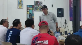 Rapat persiapan BOM RUN 2026 di Kafe Kupi Batigo, Rabu (1/7/2026). (Foto: Diskominfo Padang)