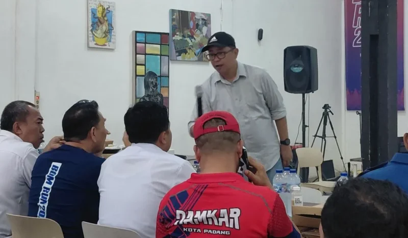Rapat persiapan BOM RUN 2026 di Kafe Kupi Batigo, Rabu (1/7/2026). (Foto: Diskominfo Padang)