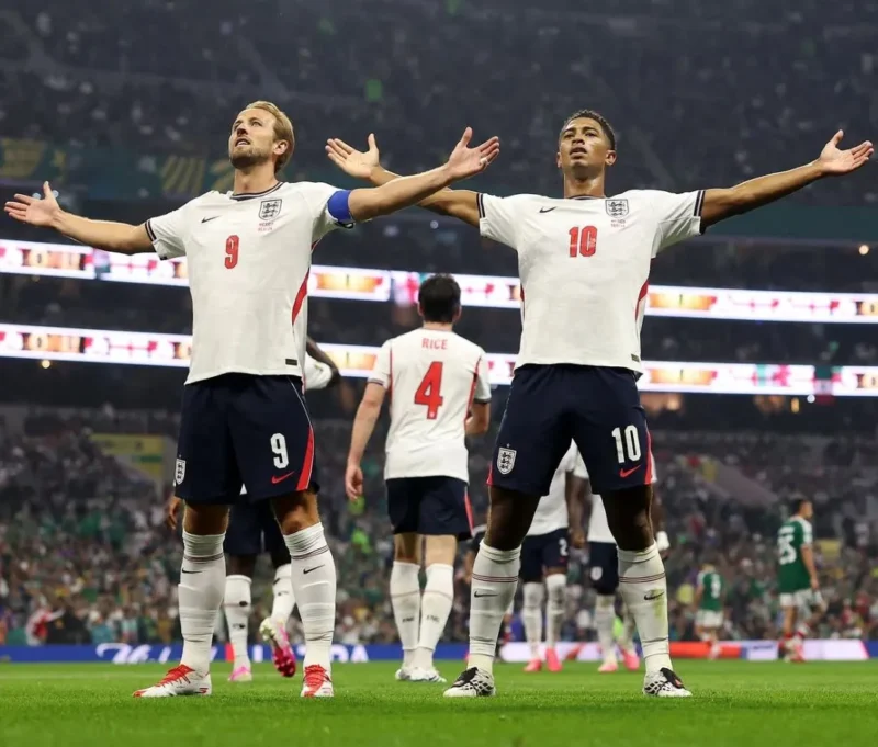 Harry Kane dan Jude Bellingham merayakan gol ke gawang Meksiko pada babak 16 besar Piala Dunia 2026. (Foto: IG @fifaworldcup)
