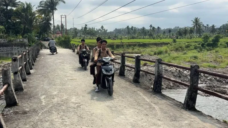 Pemkab Padang Pariaman memfungsikan kembali jembatan darurat di Nagari Anduriang. (Foto: Diskominfo Padang Pariaman)