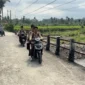 Pemkab Padang Pariaman memfungsikan kembali jembatan darurat di Nagari Anduriang. (Foto: Diskominfo Padang Pariaman)