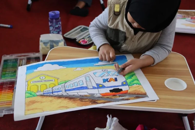 Salah seorang anak saat mengikuti Lomba Mewarnai yang digelar KAI Divre II Sumbar, Kamis (23/7/2026). (Foto: KAI Divre II Sumbar)