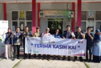 KAI Divre II Sumbar menyalurkan bantuan TJSL di Kota Sawahlunto. (Foto: Humas KAI Divre II Sumbar)