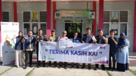 KAI Divre II Sumbar menyalurkan bantuan TJSL di Kota Sawahlunto. (Foto: Humas KAI Divre II Sumbar)