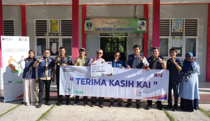KAI Divre II Sumbar menyalurkan bantuan TJSL di Kota Sawahlunto. (Foto: Humas KAI Divre II Sumbar)