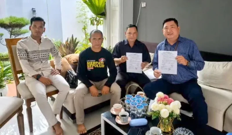 Ketua KAN Tambang, Firman Joni, S.Sos, Datuak Gamuak (dua dari kiri) bersama kuasa hukum. (Foto: Dok. Nal)