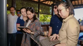 Wakil Menteri Pariwisata Ni Luh Puspa dalam Diskusi Rencana Tindak Lanjut KEK Samota di Seaside Resto, Sumbawa, Jumat (24/7/2026). (Foto: Kemenpar)