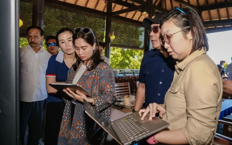Wakil Menteri Pariwisata Ni Luh Puspa dalam Diskusi Rencana Tindak Lanjut KEK Samota di Seaside Resto, Sumbawa, Jumat (24/7/2026). (Foto: Kemenpar)